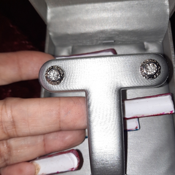 NIB GIFT ๐ BOXED ZALES JEWELERS GENUINE DIAMOND ๐ CLUSTER EARRINGS - Picture 1 of 3